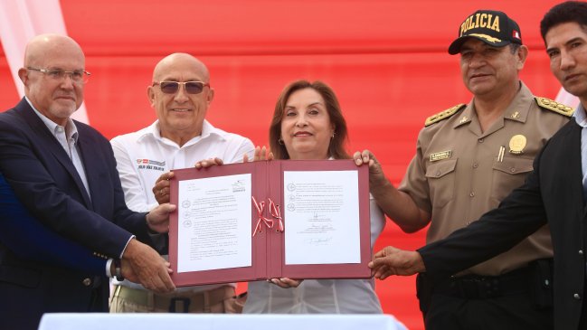Boluarte firmó ley que permite a funcionarios municipales usar armas no letales