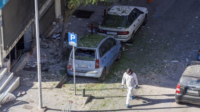 Grecia: Mujer murió al manipular artefacto explosivo frente a un banco