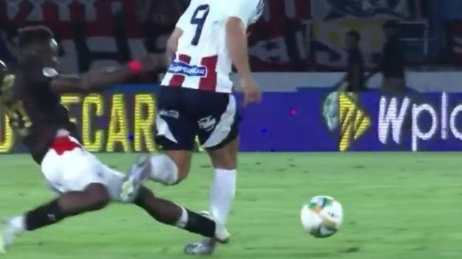 [VIDEO] Guillermo Paiva recibió una brutal patada en el duelo entre Junior y América de Cali