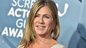 Hombre fue detenido tras estrellar su auto contra la casa de Jennifer Aniston