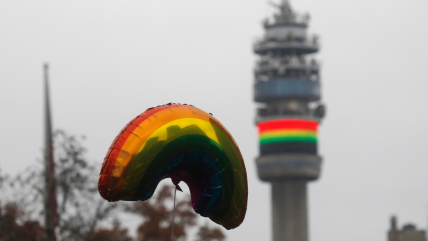   Iguales y suspensión de acompañamiento a niños trans: 