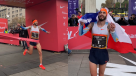 La llegada del ganador Carlos Díaz a la meta del Maratón de Santiago 2025