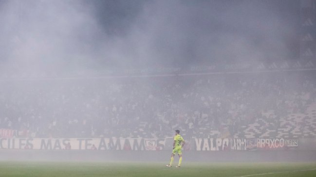 Arbitro denunció fuegos artificiales y bengalas en el Colo Colo-Ñublense