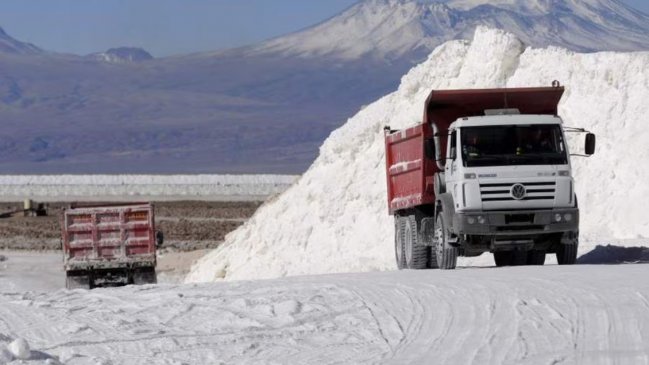 Chile alcanza segundo acuerdo para explotar litio junto a Rio Tinto