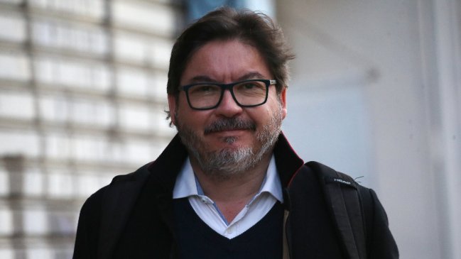 Licencias médicas: Alegando total inocencia, Barraza dejó asesoría al Gobierno