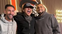 Arturo Vidal y Mauricio Isla compartieron con cantante de música urbana