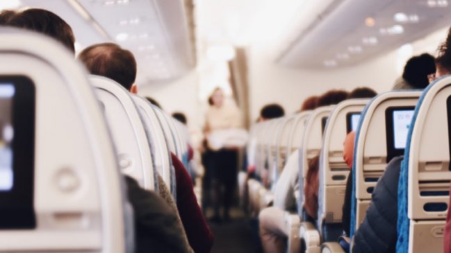Nuevo vuelo con chilenos expulsados de EE.UU. llega esta noche a Santiago
