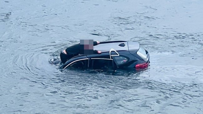 Conductor cayó al Río Biobío y, aferrado a su auto, rogó por el rescate