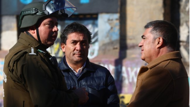 Rector del INBA fue agredido por encapuchados que luego incendiaron bus Red