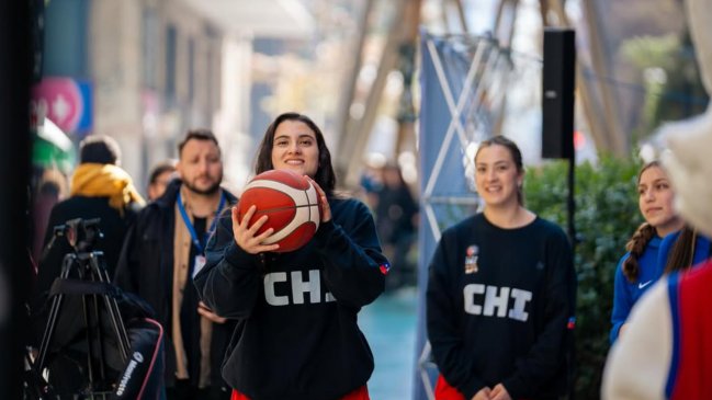 Seleccionadas jugaron baloncesto con la gente en el centro de Santiago en la previa de la AmeriCup