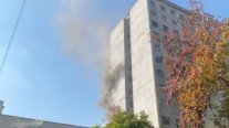 Bomberos controló incendio en restaurante en pleno centro de Santiago