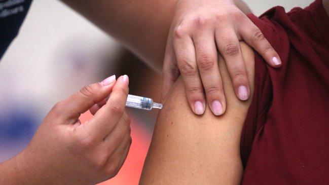 Minsal: Grupos de riesgo no cumplen meta de vacunación y se prevé aumento de contagios tras vacaciones