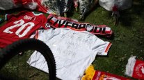 Hinchas de Liverpool rinden homenaje al fallecido Diogo Jota en las afueras de Anfield