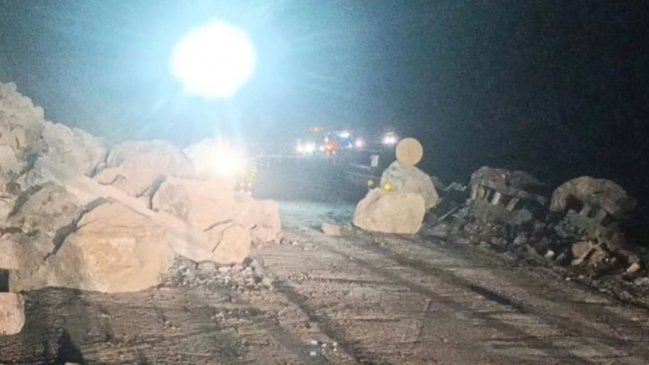 Nuevo derrumbe en Cuesta Chinchorro obliga a suspender el tránsito en la Ruta 5 Norte