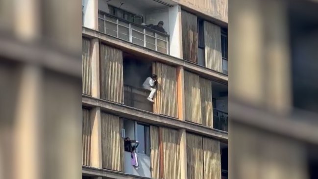 Incendio en edificio del centro de Santiago mantiene a personas atrapadas