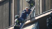 El trabajo en altura de Bomberos para rescatar a afectados por incendio en edificio de Santiago