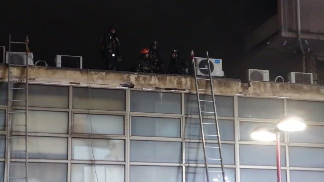 Baterías de litio y suelo hirviendo: Bomberos sigue trabajando en edificio de Santiago
