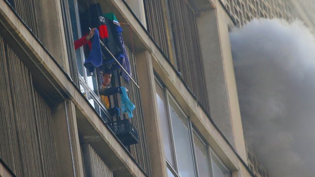 Mujer se encuentra en riesgo vital por incendio en edificio de Santiago