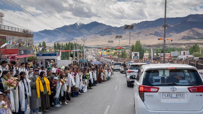 El dalái lama llegó a la frontera de India con China en medio del pulso por su sucesión