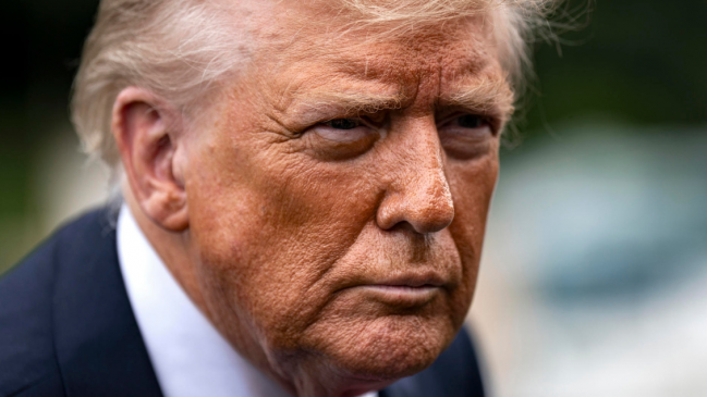 A medio año de retornar al poder, popularidad de Trump baja al 42%
