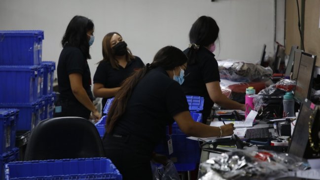 Economista advierte sobre las persistentes brechas laborales en mujeres chilenas