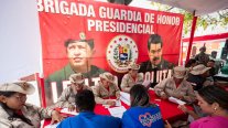 Chavistas se alistan en la milicia convocada por el régimen de Maduro