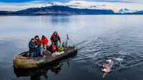Bárbara Hernández realizó el nado más largo de la historia en las gélidas aguas de Puerto Natales