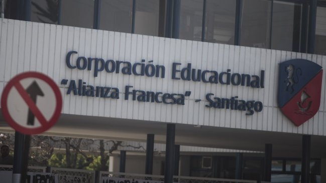 Familias piden a la Alianza Francesa asumir sentencia por suicidio de estudiante