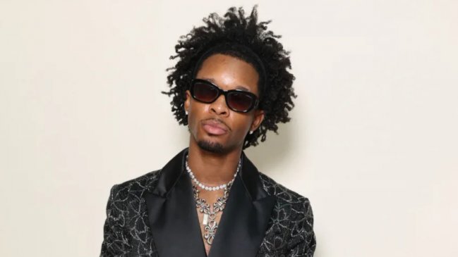 Rapero D4vd cancela shows tras identificación del cadáver encontrado en su auto Tesla