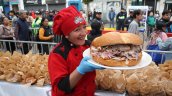 Perú: Reparten panes con chicharrón para celebrar triunfo a Chile en Mundial de Desayunos