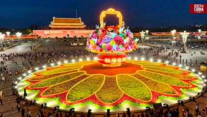   Una cesta de flores gigante adorna la Plaza de Tiananmén 