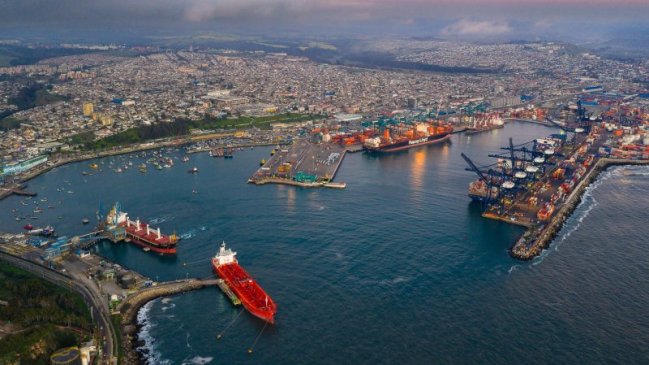 Autoridades fiscalizan flota china en Iquique tras denuncias de pesca ilegal de jibia