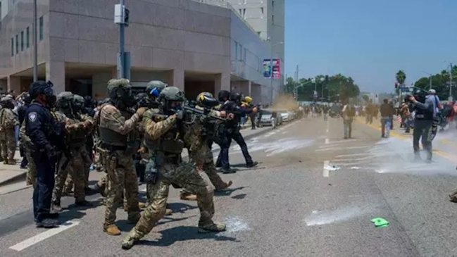 Helicópteros y bombas de humo: Las tácticas de ICE que atemorizan barrios en Chicago