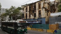 Fachada de edificio con orden de demolición se derrumbó en Valparaíso