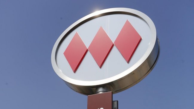 Personas sentadas en andenes e 