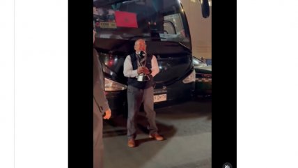   [VIDEO] Hasta el chofer de Marruecos posó con la Copa del Mundo sub 20 