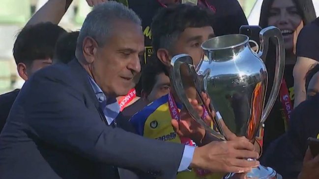 Pablo Milad entregó la copa de campeón del Ascenso a Universidad de Concepción