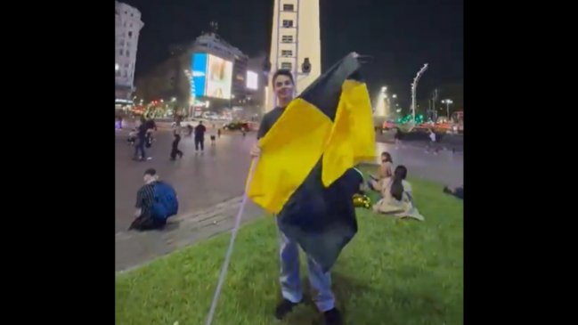 [VIDEO] Solitario hincha de Coquimbo Unido llegó al Obelisco de Buenos Aires para celebrar