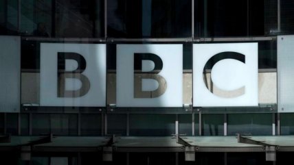 Renuncian el director general y la jefa de Informativos de la BBC tras polémicas por sesgo anti-Trump
