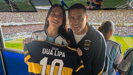   Dua Lipa asistió a La Bombonera y se llevó una camiseta de Boca personalizada 