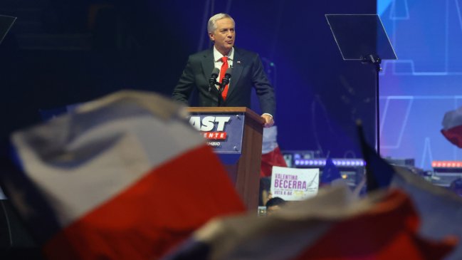 Kast cerró su campaña en el Movistar Arena con puesta en escena al estilo Trump