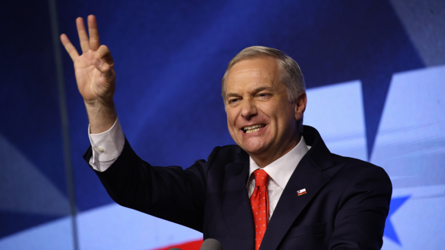 Ultraderecha española celebró el paso a segunda vuelta de Kast