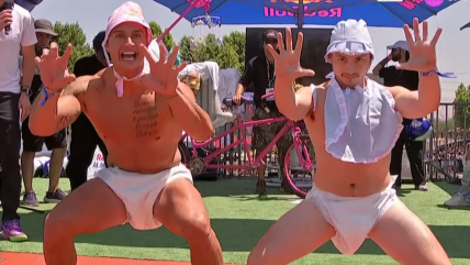   [VIDEO] Sammis Reyes y Pollo Castillo participaron como guaguas en el Red Bull Al Agua Pato 