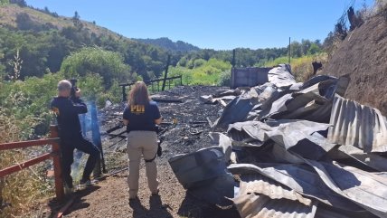   Incendio dejó tres cabañas destruidas en La Araucanía: Investigan posible ataque 