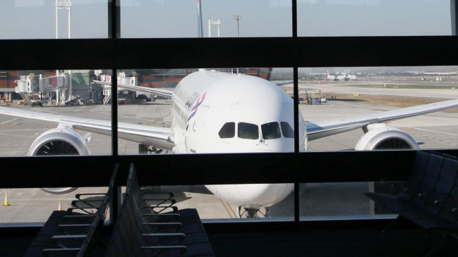 Avión en aeropuerto.