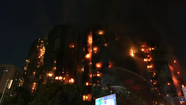 Incendio consume varios edificios en Hong Kong