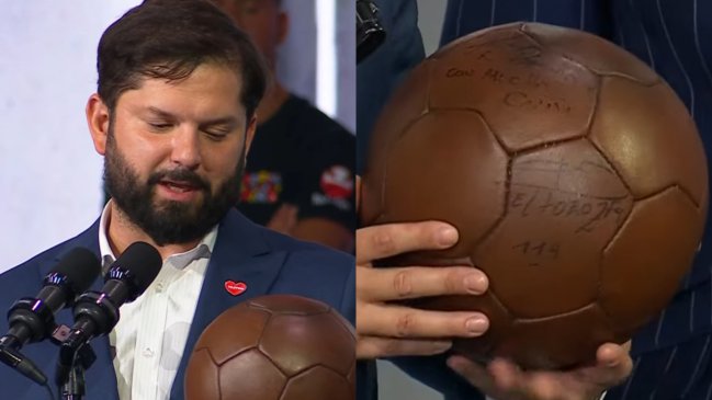 Presidente Boric donó para la subasta de la Teletón un pelota retro firmada por Fernando Zampedri