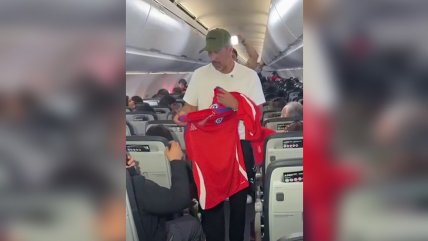   [VIDEO] Claudio Bravo regaló camisetas de La Roja a pasajeros en un vuelo de Temuco a Santiago 