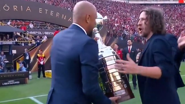 [VIDEO] El respetuoso gesto de Carles Puyol con el trofeo de la Copa Libertadores en Lima