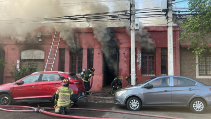   Al menos seis damnificados tras incendio que afectó a vivienda en Recoleta 